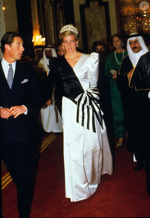 Diana (en robe créée par David et Elizabeth Emanuel) avec le prince Charles en visite en Arabie Saoudite.