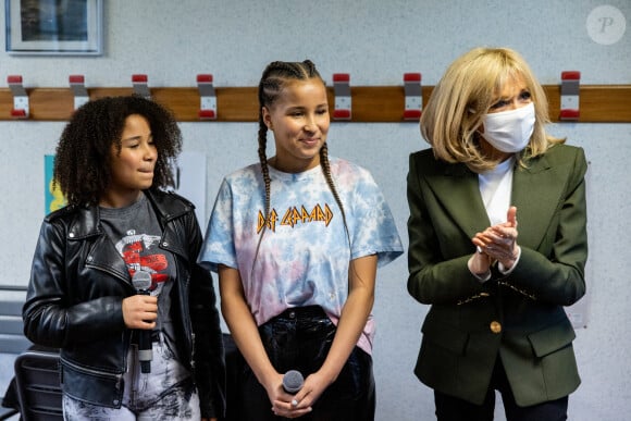 Brigitte Macron et les candidates de The Voice Kids 2020 Sara et Rania - La Première Dame Brigitte Macron (présidente de la Fondation des hôpitaux de France) visite la maison des adolescents du Loir-et-Cher, située rue des écoles, à Blois, France, le 3 février 2021. La structure a bénéficié, lors de sa création, d'une aide financière de l'opération Pièces jaunes. © Cyril Moreau/Bestimage