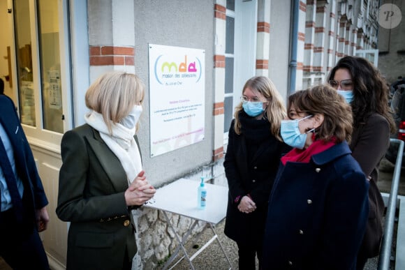 La Première Dame Brigitte Macron (présidente de la Fondation des hôpitaux de France) visite la maison des adolescents du Loir-et-Cher, située rue des écoles, à Blois, France, le 3 février 2021. La structure a bénéficié, lors de sa création, d'une aide financière de l'opération Pièces jaunes. © Cyril Moreau/Bestimage