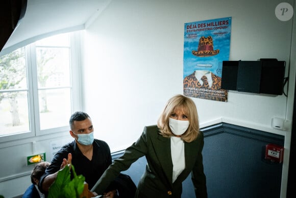 Brigitte Macron et Mustapha Magrouni, coordonnateur de la Maison - La Première Dame Brigitte Macron (présidente de la Fondation des hôpitaux de France) visite la maison des adolescents du Loir-et-Cher, située rue des écoles, à Blois, France, le 3 février 2021. La structure a bénéficié, lors de sa création, d'une aide financière de l'opération Pièces jaunes. © Cyril Moreau/Bestimage