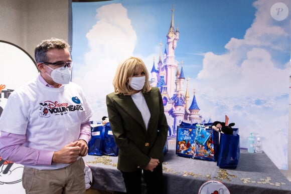 La Première Dame Brigitte Macron (présidente de la Fondation des hôpitaux de France) visite la maison des adolescents du Loir-et-Cher, située rue des écoles, à Blois, France, le 3 février 2021. La structure a bénéficié, lors de sa création, d'une aide financière de l'opération Pièces jaunes. © Cyril Moreau/Bestimage