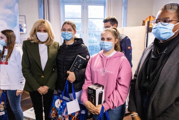 La Première Dame Brigitte Macron (présidente de la Fondation des hôpitaux de France) visite la maison des adolescents du Loir-et-Cher, située rue des écoles, à Blois, France, le 3 février 2021. La structure a bénéficié, lors de sa création, d'une aide financière de l'opération Pièces jaunes. © Cyril Moreau/Bestimage