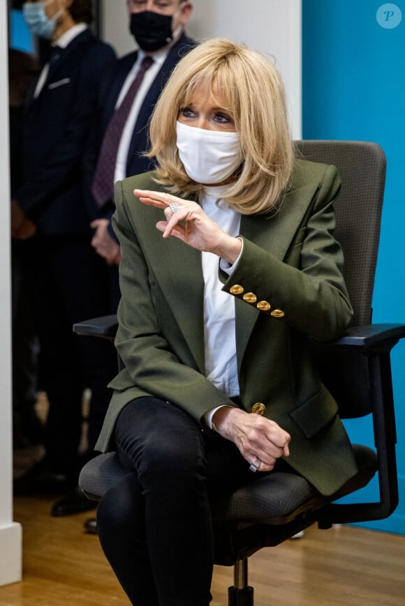 La Première Dame Brigitte Macron (présidente de la Fondation des hôpitaux de France) visite la maison des adolescents du Loir-et-Cher, située rue des écoles, à Blois, France, le 3 février 2021. La structure a bénéficié, lors de sa création, d'une aide financière de l'opération Pièces jaunes. © Cyril Moreau/Bestimage