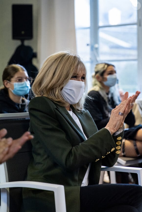 La Première Dame Brigitte Macron (présidente de la Fondation des hôpitaux de France) visite la maison des adolescents du Loir-et-Cher, située rue des écoles, à Blois, France, le 3 février 2021. La structure a bénéficié, lors de sa création, d'une aide financière de l'opération Pièces jaunes. © Cyril Moreau/Bestimage