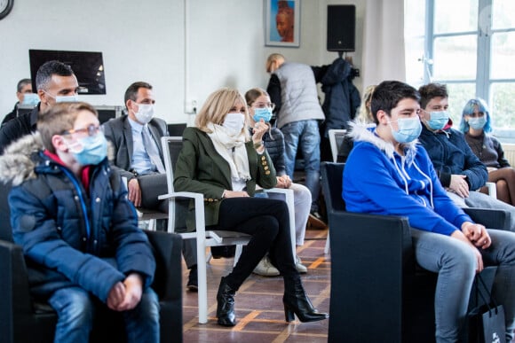 La Première Dame Brigitte Macron (présidente de la Fondation des hôpitaux de France) visite la maison des adolescents du Loir-et-Cher, située rue des écoles, à Blois, France, le 3 février 2021. La structure a bénéficié, lors de sa création, d'une aide financière de l'opération Pièces jaunes. © Cyril Moreau/Bestimage