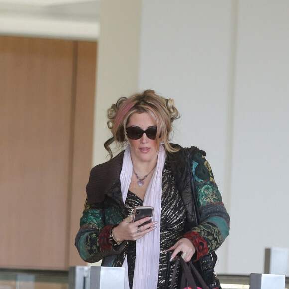 Exclusif - Loana Petrucciani très amincie, prend l'avion à Orly en toute discrétion pour rejoindre l'émission de téléréalité "La Villa des Coeurs Brisés 4" en République Dominicaine. Le 23 mars 2018.