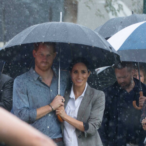 Le prince Harry, duc de Sussex a prononcé un discours aux côtés de sa femme Meghan Markle, duchesse de Sussex (enceinte) sous la pluie au parc Victoria Park de la ville de Dubbo en Australie dans le cadre de leur première tournée officielle, le 17 octobre 2018.