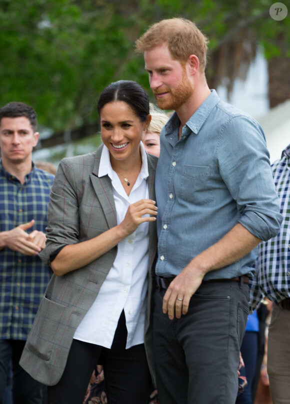 Le prince Harry, duc de Sussex et sa femme Meghan Markle, duchesse de Sussex (enceinte) sont accueillis par des élèves australiens à leur arrivée à Dubbo en Australie dans le cadre de leur première tournée officielle, le 17 octobre 2018.