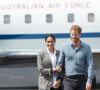 Le prince Harry, duc de Sussex, et Meghan Markle (enceinte), duchesse de Sussex, à leur arrivée à l'aéroport de Dubbo, à l'occasion de leur voyage officiel en Australie. Le 17 octobre 2018