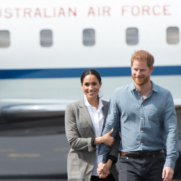 Le prince Harry, duc de Sussex, et Meghan Markle (enceinte), duchesse de Sussex, à leur arrivée à l'aéroport de Dubbo, à l'occasion de leur voyage officiel en Australie. Le 17 octobre 2018