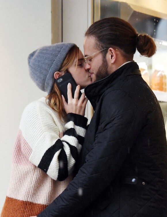 Exclusif- Emma Watson embrasse passionnément un mystérieux inconnu dans les rues de Londres. Le couple est allé acheter des friandises chez Gail Bakery avant de repartir ensemble en voiture. Le 24 octobre 2019