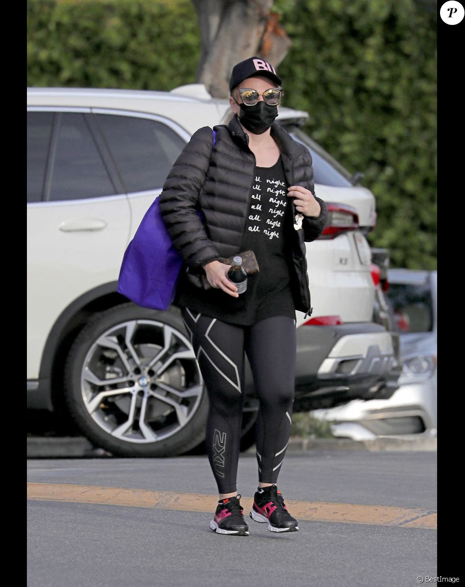 Rebel Wilson sort masquée dans la rue à Los Angeles le 13 janvier 2021. Elle vient de déclarer qu'elle a été kidnappée et retenue une nuit lors d'un voyage en Afrique. 01/13/2021 Rebel Wilson steps out in Los Angeles after revealing she was once kidnapped at gunpoint in Africa. The 40 year old actress wore a baseball cap, puffer jacket, tank top, leggings, and sneakers.