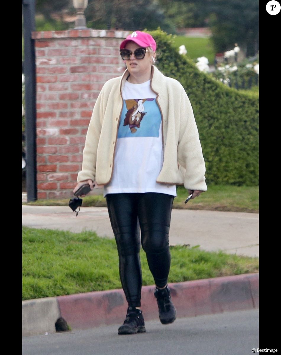 Exclusif - Rebel Wilson est allée faire sa promenade quotidienne dans les rues de Los Feliz. Le 8 janvier 2021 Los Feliz, CA - EXCLUSIVE - Australian actress Rebel Wilson gets her Friday workout done as she goes hiking in Los Feliz. Pictured: Rebel Wilson