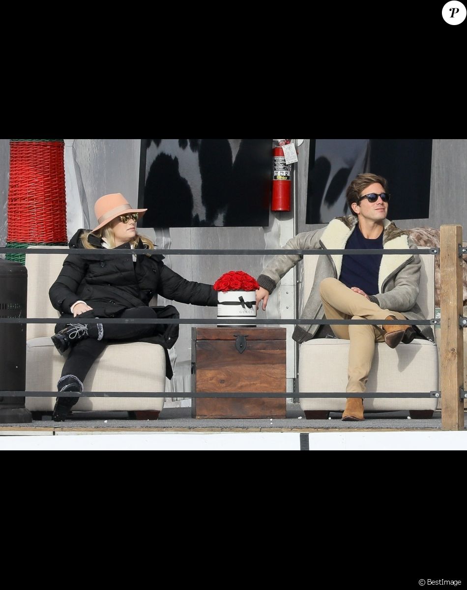 Séparation - Rebel Wilson et Jacob Busch se séparent - Rebel Wilson mange un morceau en regardant un match de polo avec son mari Jacob Busch à Aspen le 20 décembre 2020. Aspen, CO - Rebel Wilson grabs a bite to eat while watching a polo match with her boyfriend Jacob Busch and friends in Aspen.
