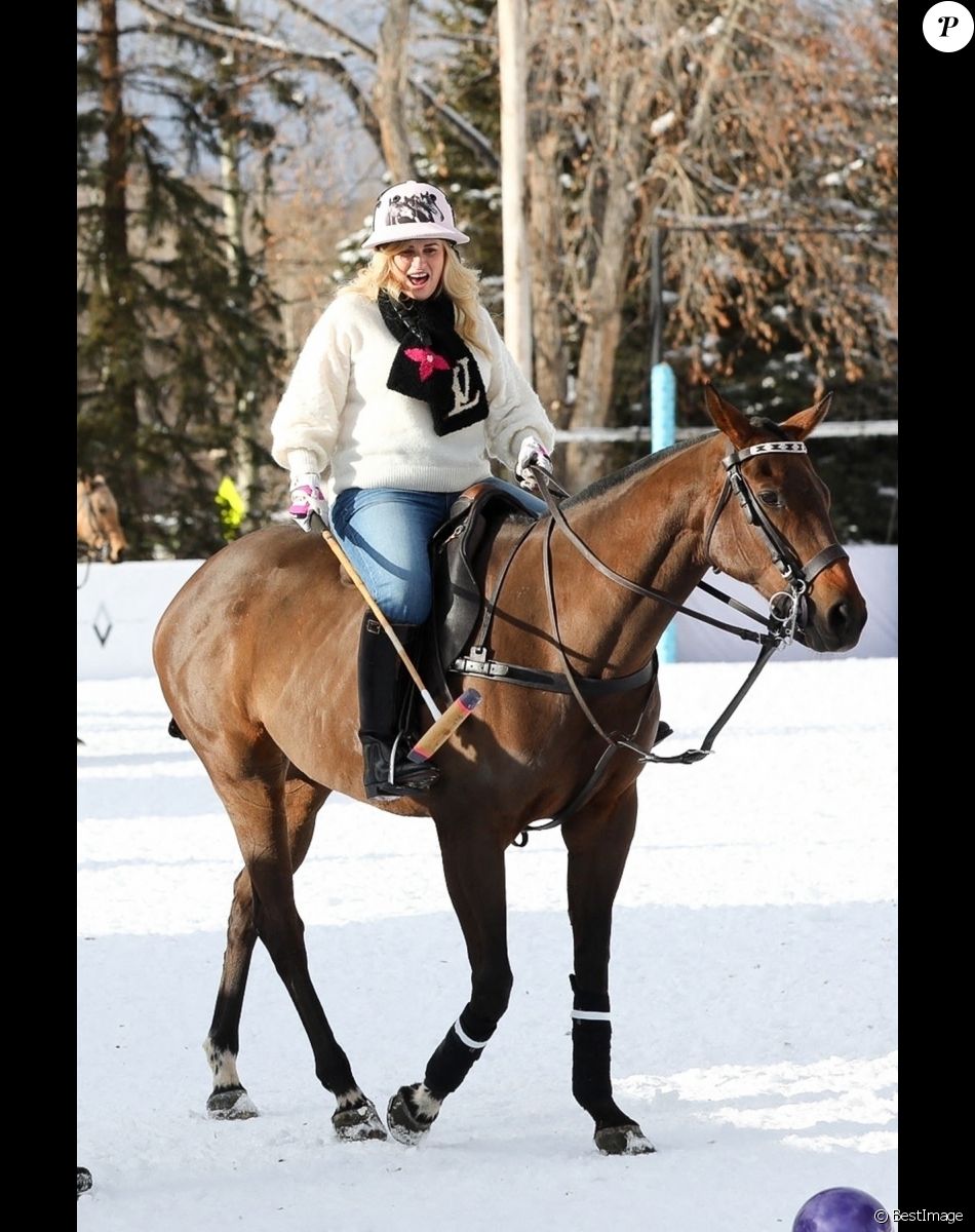 Rebel Wilson et son compagnon Jacob Busch s'amusent à jouer au polo lors de leurs vacances à Aspen, le 19 décembre 2020. Aspen, CO - Rebel Wilson and her boyfriend Jacob Busch have fun playing polo while out vacationing in Aspen. on December 19th 2020.