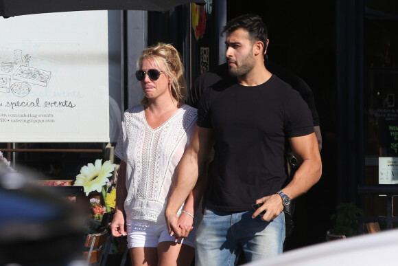 Exclusif - Britney Spears et son compagnon Sam Asghari sont allés déjeuner dans le restaurant 'Le Pain Quotidien' à Beverly Hills. Le 12 juillet 2019.