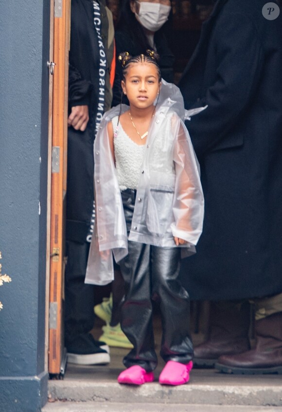 Kanye West et sa fille North à la sortie d'un restaurant de sushi à Londres, le 10 octobre 2020.
