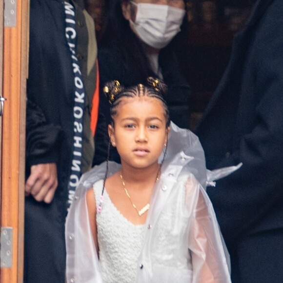 Kanye West et sa fille North à la sortie d'un restaurant de sushi à Londres, le 10 octobre 2020.