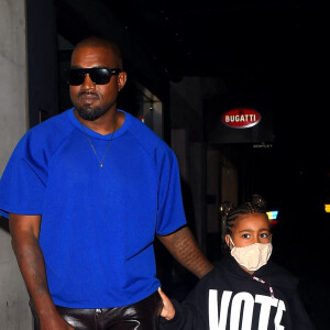 Kanye West et sa fille North à la sortie du restaurant "Hakkasan" à Londres, le 9 octobre 2020.