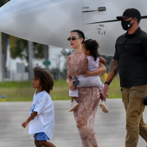 Kim Kardashian, North West, Saint West, Chicago West, Psalm West - K. Kardashian et K. West arrivent avec leurs enfants en jet privé à Miami en provenance de La république dominicaine où ils ont passé des vacances, le 9 août 2020