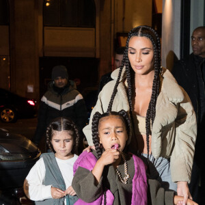 Kanye West, Kim Kardashian, North West, Penelope Disick quittent le restaurant "Le Piaf" ou avait lieu l'after party de la 8ème collection Yeezy à Paris le 2 mars 2020