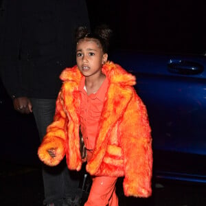 Kanye West, Kim Kardashian et sa soeur Kourtney emmènent leurs filles North West et Penelope Disick, faire un tour de carrousel au pied de la tour Eiffel après un dîner au restaurant "Ferdi". Pour l'occasion ils ont réservé le carrousel pendant 30 minutes pour la somme de 3000 euros. Ils en ont également profité pour acheter des souvenirs à l'effigie de la tour Eiffel. Paris, le 1er mars 2020.