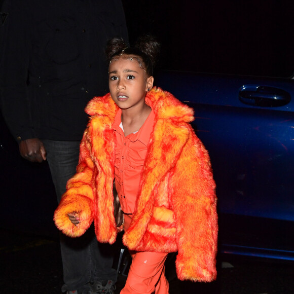 Kanye West, Kim Kardashian et sa soeur Kourtney emmènent leurs filles North West et Penelope Disick, faire un tour de carrousel au pied de la tour Eiffel après un dîner au restaurant "Ferdi". Pour l'occasion ils ont réservé le carrousel pendant 30 minutes pour la somme de 3000 euros. Ils en ont également profité pour acheter des souvenirs à l'effigie de la tour Eiffel. Paris, le 1er mars 2020.
