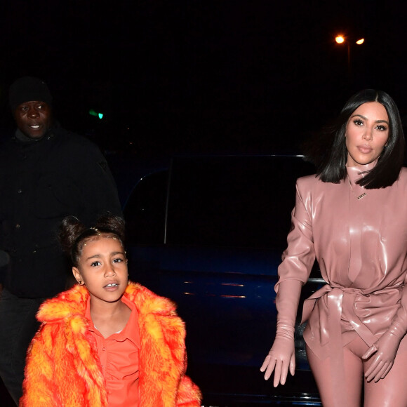 Kanye West, Kim Kardashian et sa soeur Kourtney emmènent leurs filles North West et Penelope Disick, faire un tour de carrousel au pied de la tour Eiffel après un dîner au restaurant "Ferdi". Pour l'occasion ils ont réservé le carrousel pendant 30 minutes pour la somme de 3000 euros. Ils en ont également profité pour acheter des souvenirs à l'effigie de la tour Eiffel. Paris, le 1er mars 2020.