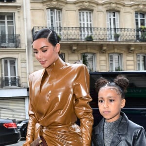 Kim Kardashian, sa fille North West, Kourtney Kardashian et sa fille Penelope Disick se rendent au "Sunday Service" de Kanye West à Paris, la messe est organisée au Théâtre des Bouffes du Nord à Paris, le 1er mars 2020.