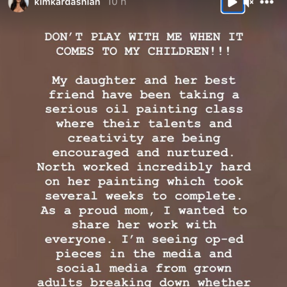Kim Kardashian prend la défense de sa fille North (7 ans), accusée de n'avoir jamais pu peindre une peinture sur toile. Elle a ensuite expliqué que la fillette prenait des cours de peinture à l'huile depuis un long moment et qu'elle a toujours eu une passion folle pour l'art, tout comme son père au même âge.