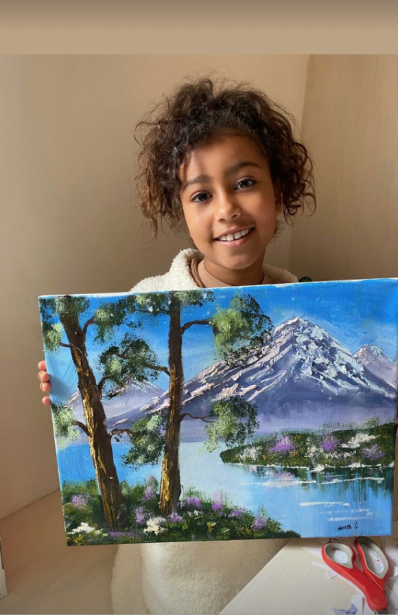 Kim Kardashian prend la défense de sa fille North (7 ans), accusée de n'avoir jamais pu peindre une peinture sur toile. Elle a ensuite expliqué que la fillette prenait des cours de peinture à l'huile depuis un long moment et qu'elle a toujours eu une passion folle pour l'art, tout comme son père au même âge.