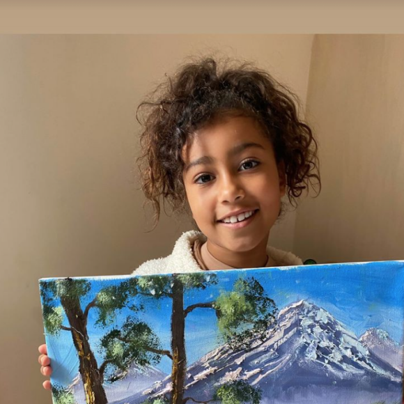 Kim Kardashian prend la défense de sa fille North (7 ans), accusée de n'avoir jamais pu peindre une peinture sur toile. Elle a ensuite expliqué que la fillette prenait des cours de peinture à l'huile depuis un long moment et qu'elle a toujours eu une passion folle pour l'art, tout comme son père au même âge.