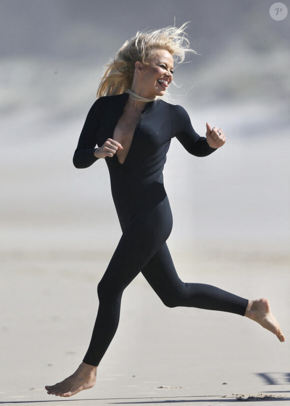 Exclusif - Pamela Anderson sur le tournage d'une publicité pour Ultra Tunes TV sur la plage de Gold Coast sur la côte est de l'Australie, le 26 novembre 2019.