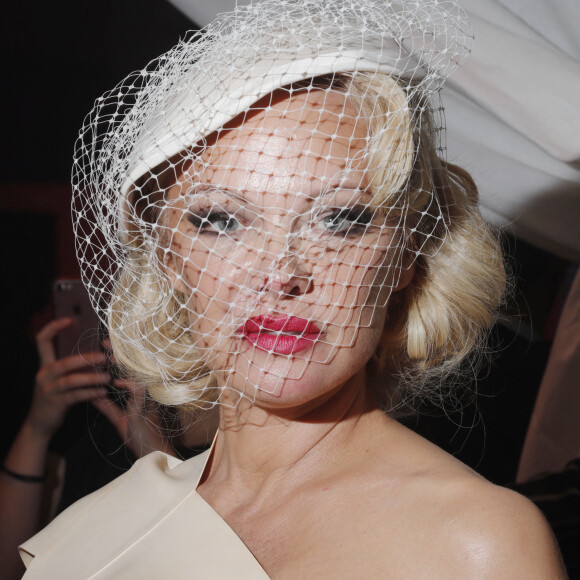 Pamela Anderson - Backstage du défilé de mode PAP printemps-été 2020 "Vivienne Westwood" à Paris. Le 28 septembre 2019.