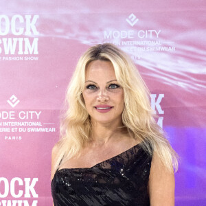 Pamela Anderson au défilé Rock My Swin à Paris le 8 juillet 2017.