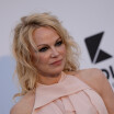Pamela Anderson mariée : robe bleue et bottes en caoutchouc, découvrez son étonnante tenue pour le jour J
