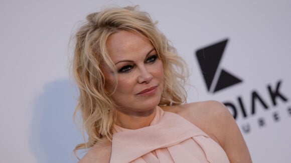 Pamela Anderson mariée : robe bleue et bottes en caoutchouc, découvrez son étonnante tenue pour le jour J