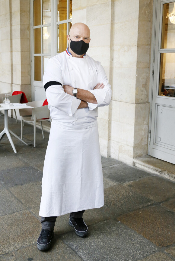 Le grand chef Bordelais et présentateur TV Philippe Etchebest organise un concert de casseroles devant son restaurant Bordelais "Le 4ème Mur" avec son équipe afin de soutenir l'ouverture des restaurants pendant la crise liée à l'épidémie de Coronavirus (COVID-19), le 2 Octobre 2020 à Bordeaux. 