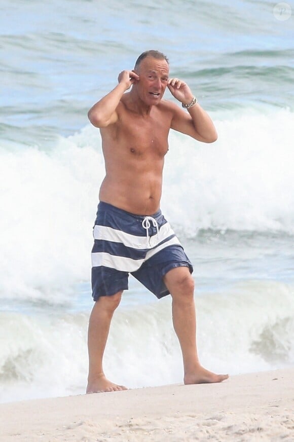Exclusif - Bruce Springsteen (71 ans) profite d'une belle journée ensoleillée à la plage dans Les Hamptons, le 27 septembre 2020