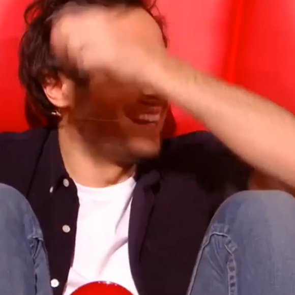 Vianney intenable dans "The Voice" : le chanteur multiplie les positions étranges sur son fauteuil rouge - TF1