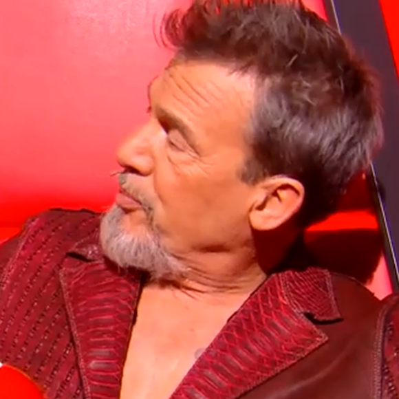Vianney intenable dans "The Voice" : le chanteur multiplie les positions étranges sur son fauteuil rouge - TF1