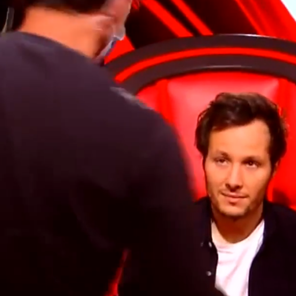 Vianney intenable dans "The Voice" : le chanteur multiplie les positions étranges sur son fauteuil rouge - TF1