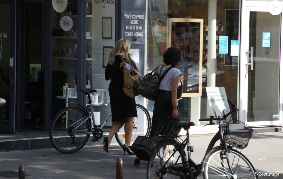 Exclusif - Valérie Trierweiler enfourche son vélo à la sortie des studios RTL à Neuilly-sur-Seine. Le 21 septembre 2020.