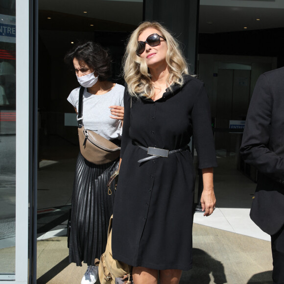 Exclusif - Valérie Trierweiler enfourche son vélo à la sortie des studios RTL à Neuilly-sur-Seine. Le 21 septembre 2020.