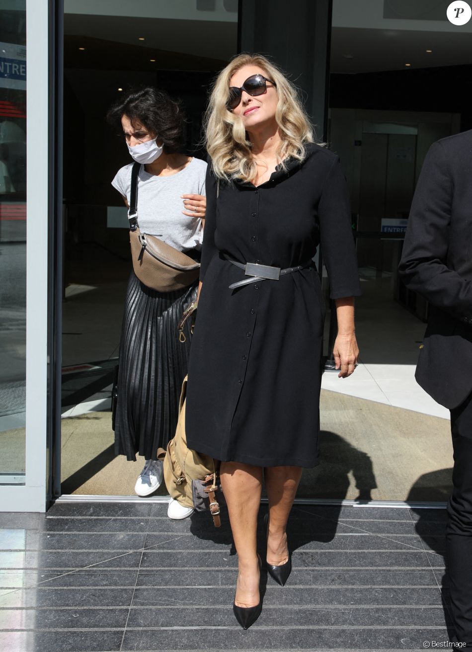 Exclusif - Valérie Trierweiler enfourche son vélo à la sortie des studios RTL à Neuilly-sur-Seine. Le 21 septembre 2020.