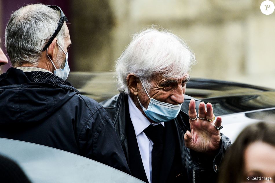 Paul Belmondo et son père Jean-Paul Belmondo - Hommage à Guy Bedos en l'église de Saint-Germain-des-Prés à Paris. Le 4 juin 2020. © JB Autissier / Panoramic / Bestimage