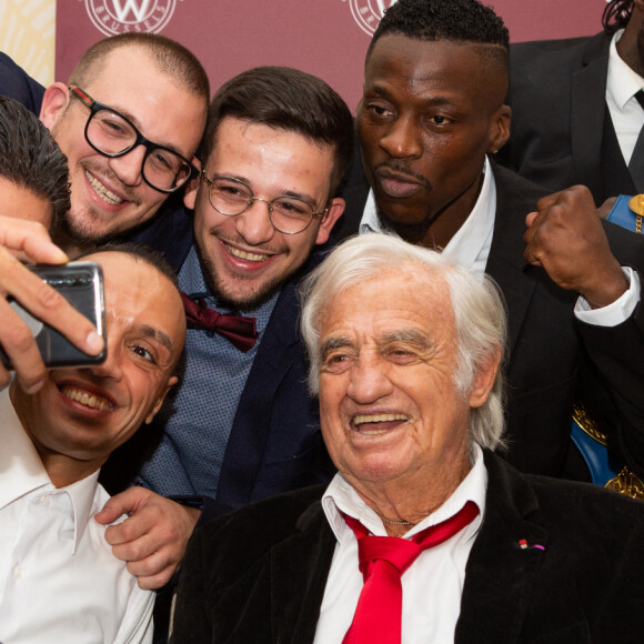 Jean-Paul Belmondo reçoit un Gant d'Or d'Honneur lors de la cérémonie des Gants d'Or à Bruxelles le 18 octobre 2019.