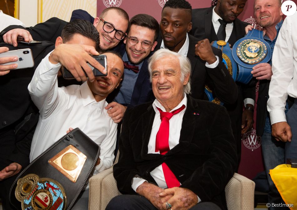 Jean-Paul Belmondo reçoit un Gant d'Or d'Honneur lors de la cérémonie des Gants d'Or à Bruxelles le 18 octobre 2019.