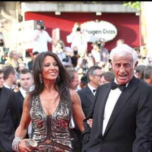 Jean-Paul Belmondo, Barbara Gandolfi - Montée des marches du film "The Beaver", 64e Festival de Cannes.