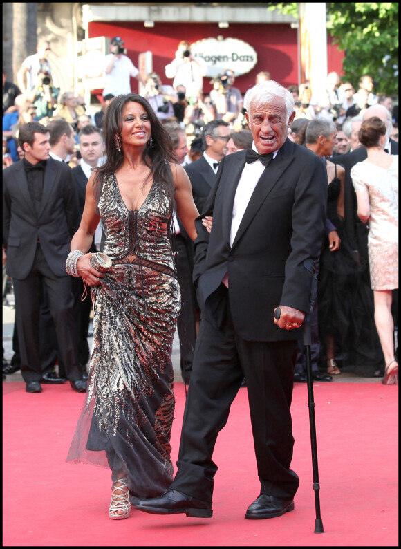 Jean-Paul Belmondo, Barbara Gandolfi - Montée des marches du film "The Beaver", 64e Festival de Cannes.